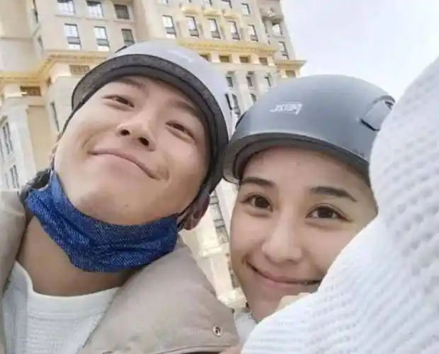 官宣结婚,控诉老公,被扒恋爱痕迹,一天4个瓜,有人祝福有人骂_李多海