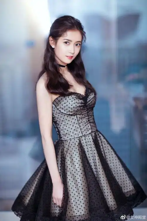 新人小花儿陈钰琪礼服,黑白之间切换,清新时尚之美,非常靓丽的小姐姐.