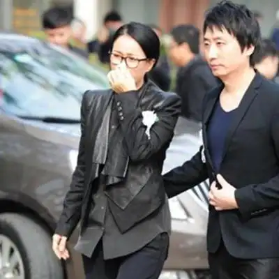 她老爸那红生同样非常了不起,老人不仅是叶赫那拉氏的后裔,还是香港