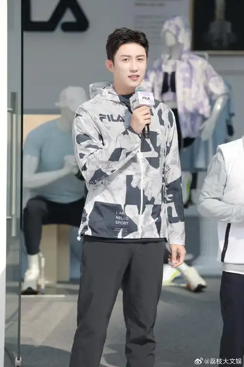 黄景瑜现身南京德基广场##黄景瑜蓝白运动风穿搭##黄景瑜南京