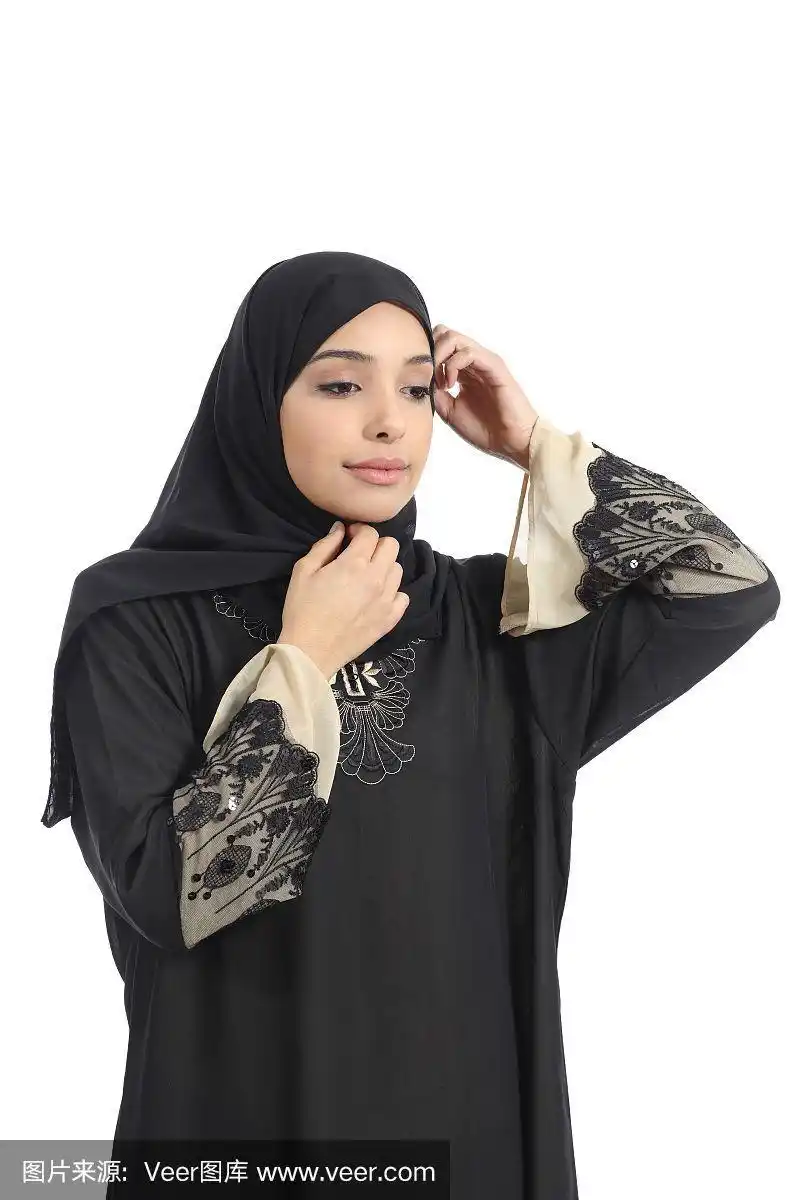 阿拉伯沙特阿拉伯的一名妇女正戴着围巾