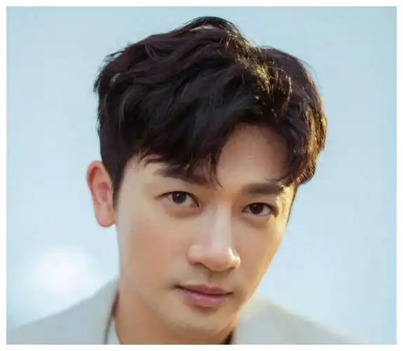 儿子是大明星苏有朋,他投资被骗欠下巨额债务,儿子退学为他还债