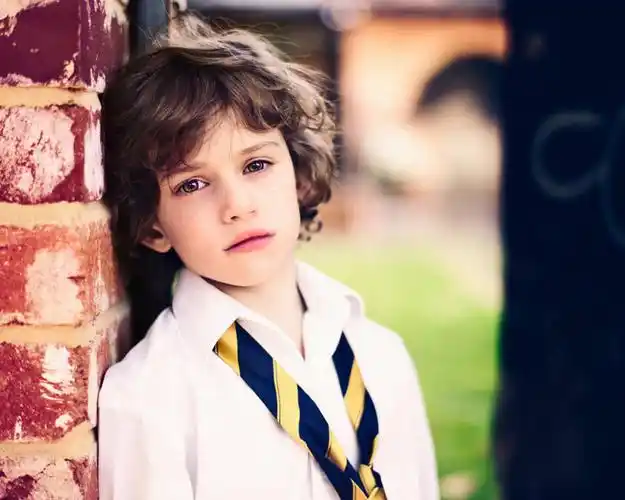 澳大利亚,欧洲人,仅一个男性,仅一个人,条纹,领带,砖墙,肩膀,小孩,靠