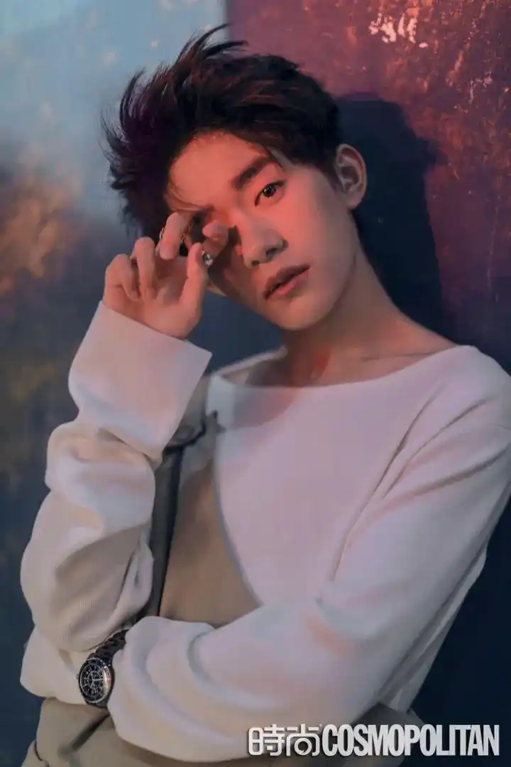 时尚cosmo为易烊千玺定制了一份专属礼物十七少年的易千种面孔