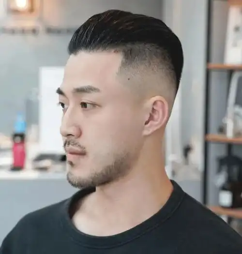 毛寸发型的造型方式也比较简单,洗发后把头发吹干,涂抹少许发蜡贿者