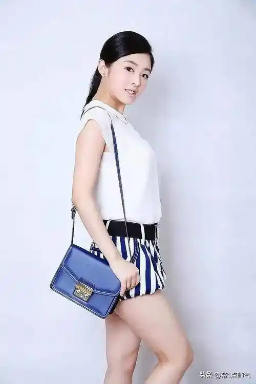 张含韵这是怎么了?胖成"犀牛腿"了!_肚子_照片_商演