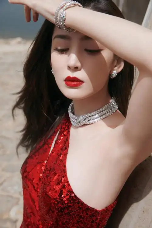 娜扎 身穿红色亮片裙,配带锁骨链,美艳贵气
