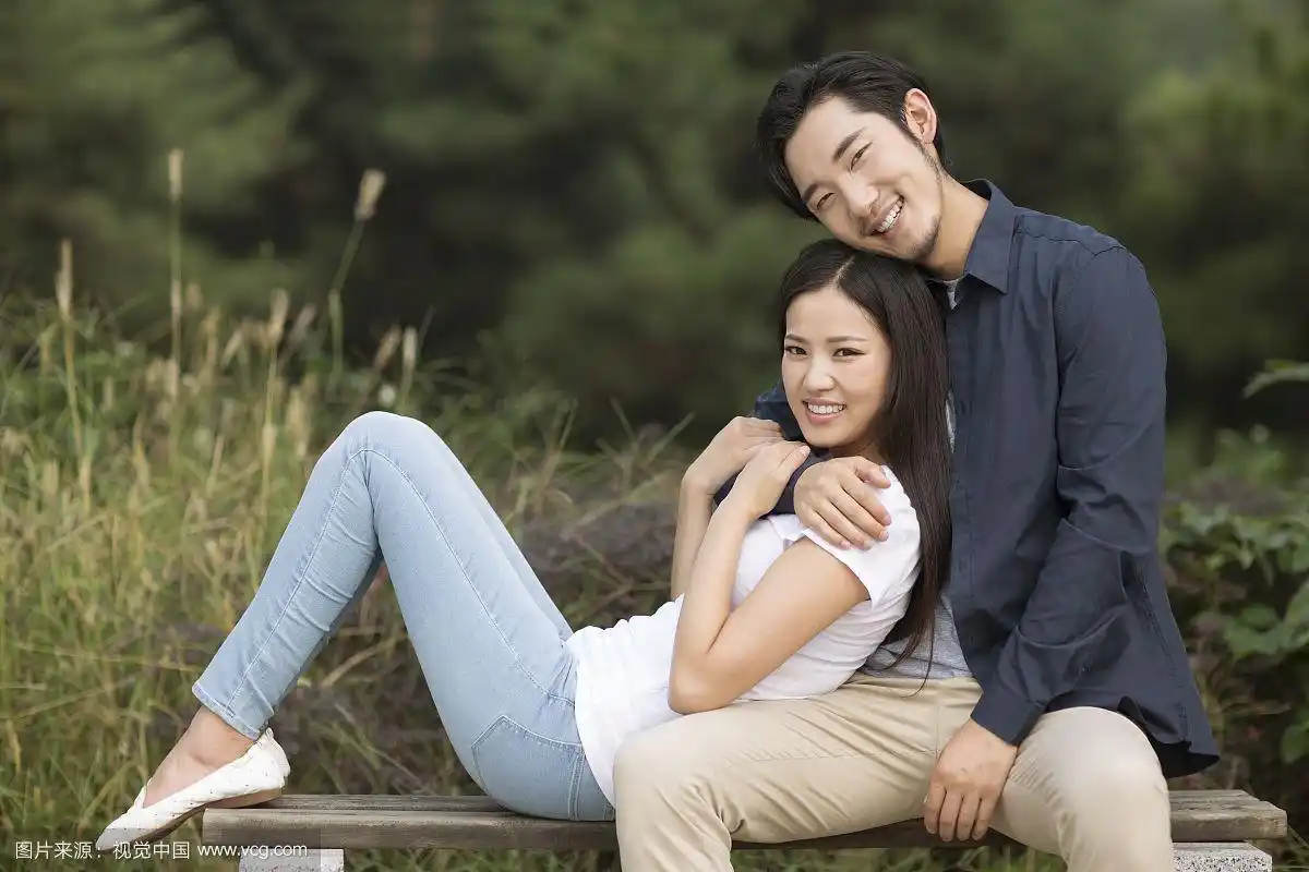 年轻情侣在公园约会