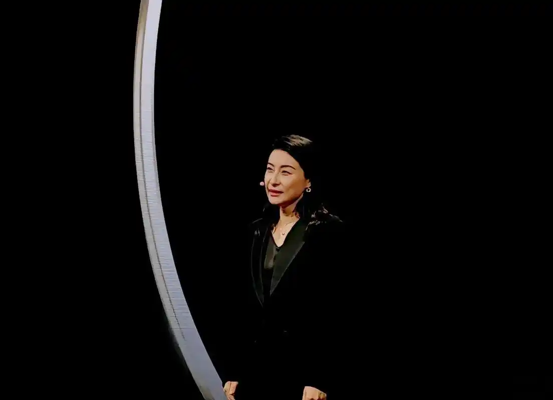 42岁的郭晶晶发福了不少,气质越来越沉稳大气了!