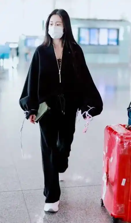 张碧晨当妈后高调复出,身穿露脐装就像少女,与华晨宇感情成谜团_网友