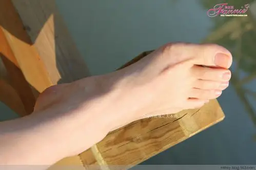 【转载】芬妮原图·园林秋色(黄托裸足2)