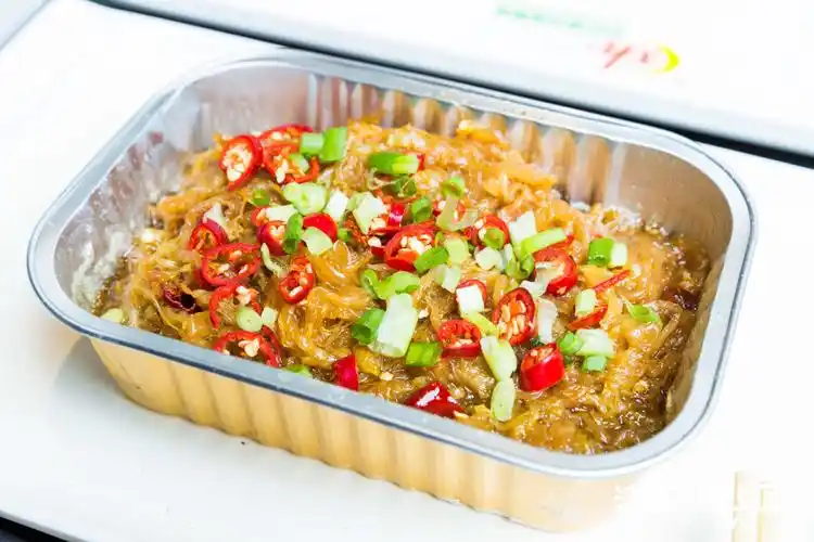 锡纸酸菜(￥18)满满一盒,泰椒圈点缀在上面,颜色特别好看.