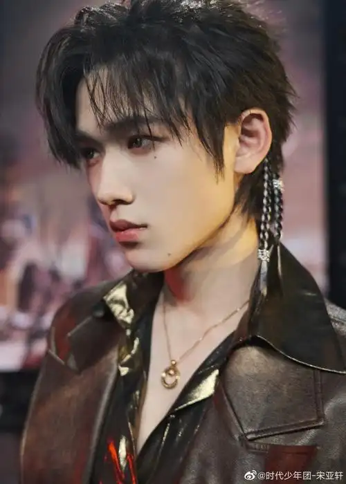 宋亚轩红色棒球服造型小宋这套造型有点帅