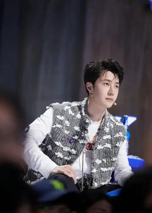 王一博这就是街舞马甲造型来了~是帅气十足的酷盖__财经头条