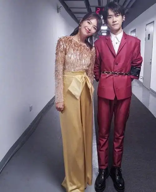 即使是看刘涛和易烊千玺合影,都可以感觉得到涛姐对四字的喜爱鸭