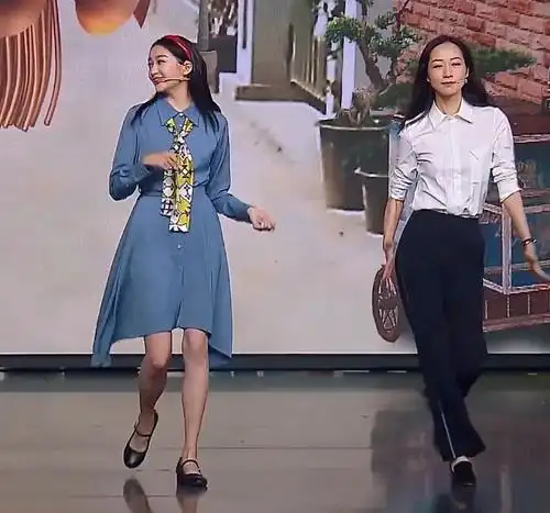 相差14岁的关晓彤与韩雪同框,两人状态,不是谁年轻谁就好看