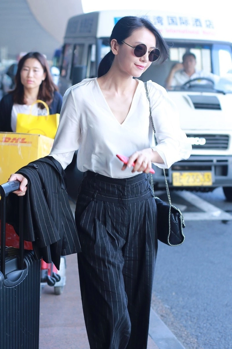 高圆圆夏天最时髦穿搭,白衬衫配条纹裤显高显瘦,从此摆脱大妈感