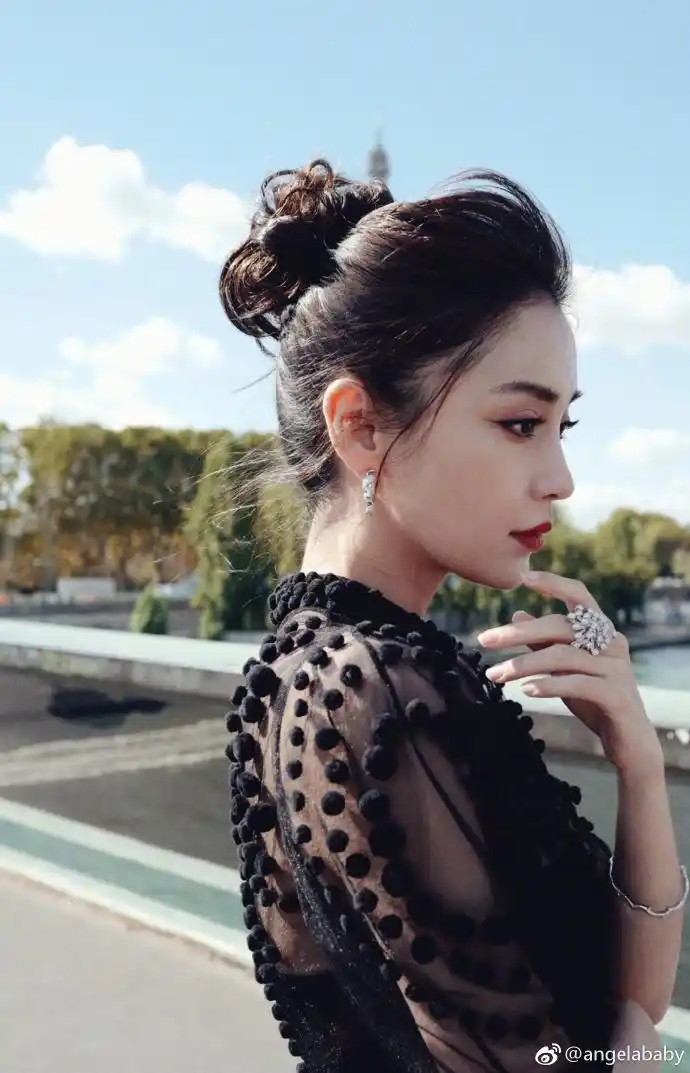 侧面沉思的样子也很美.