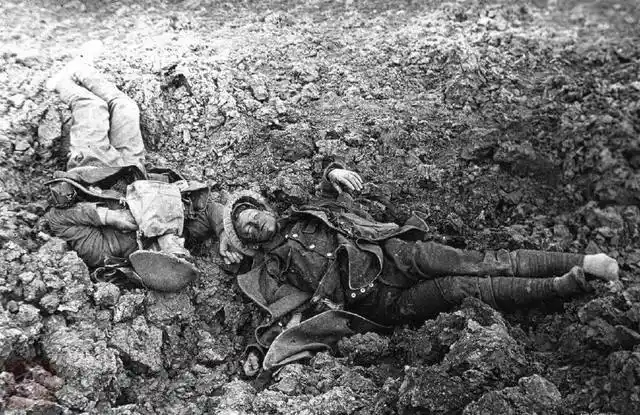 老照片:第一次世界大战,机枪 飞机 尸体的战争