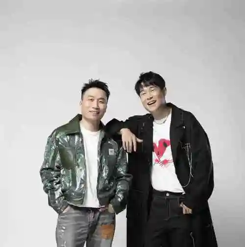 还记得不差钱的小沈阳吗和男艺人合影穿风衣变化太大