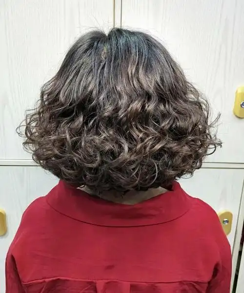 好了,越剪越精致,越烫越洋气的发型今天就先分享到这里,40到60岁的