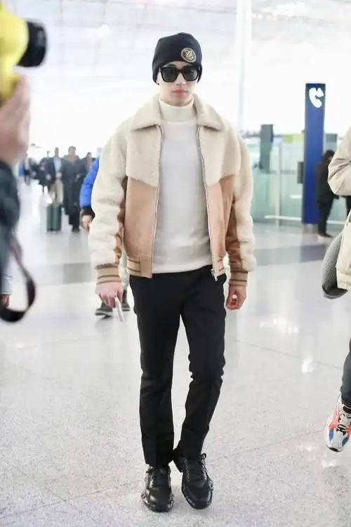 王彦霖潇洒走机场棕色羊羔绒配军绿工装裤气质质朴不像明星