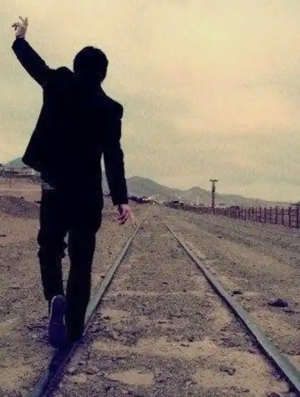 高赏求一张图片,一个黑西装男在铁轨上挥手的背影!有小图,求大图!
