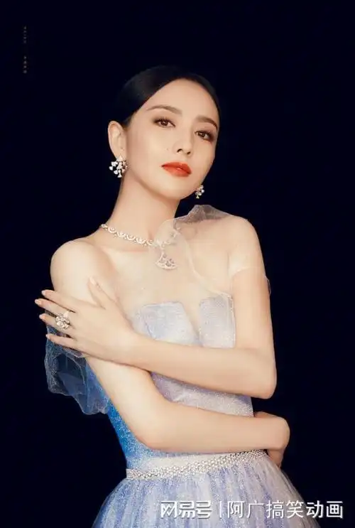 新疆著名女星佟丽娅,以前是一名舞蹈演员,然后她在影视圈摸爬滚打,才