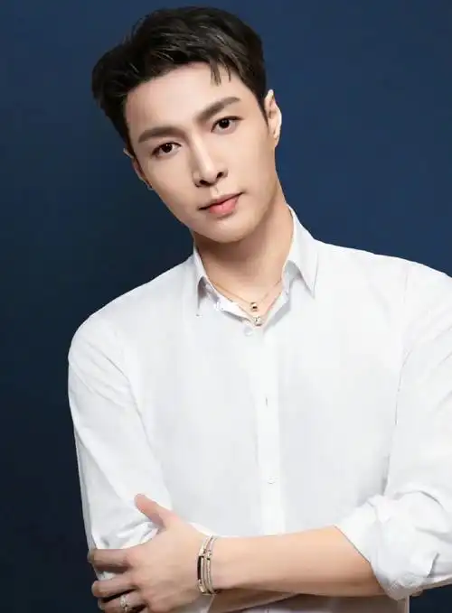 今天又看到了张艺兴的一款新发型.