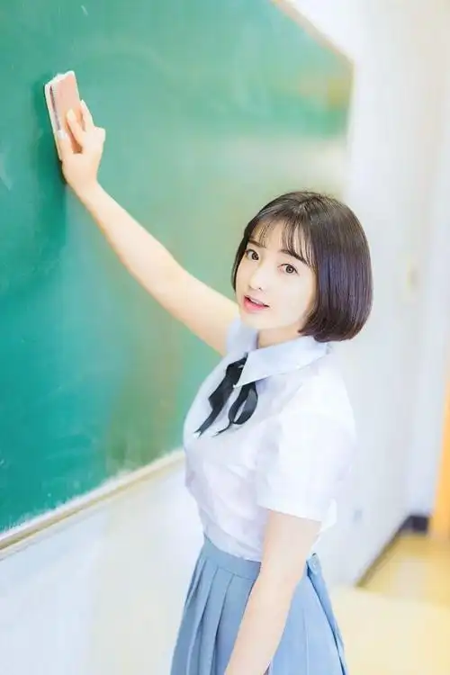 清纯甜美漂亮大眼短发美女学生装迷你短裙清新萝莉可爱写真_唯美写真