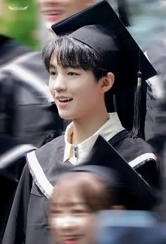 王俊凯从北电金字塔滑下来屁股不痛吗# 5月20日,王俊凯回校拍摄毕档