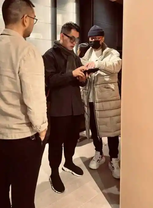 孙红雷被曝移民,陪同媳妇在米兰挑选家具,小15岁娇妻风韵犹存