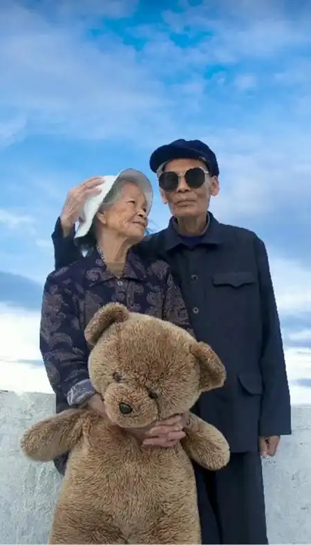 九旬老夫妻时尚大片走红网络让人又相信了爱情