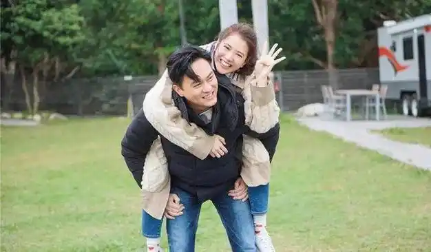 张智霖真的好疼袁咏仪呀而且俩人长得很有夫妻相