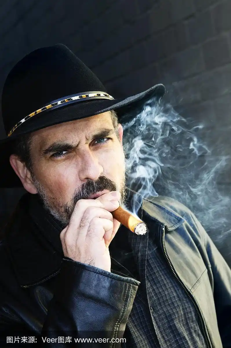 抽雪茄的大胡子男人