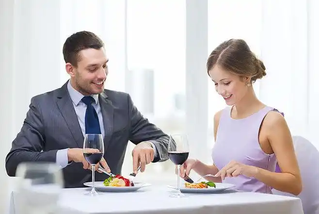 用餐的情侣摄影图片