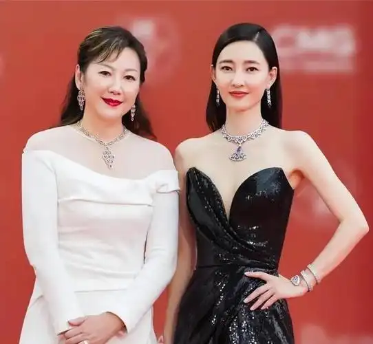 事实证明,"隐婚"的王丽坤,在"反噬"自己的路上越走越