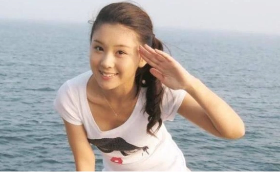 回顾李小萌:出道20年,与王雷相爱15年生一子,36岁怀二胎