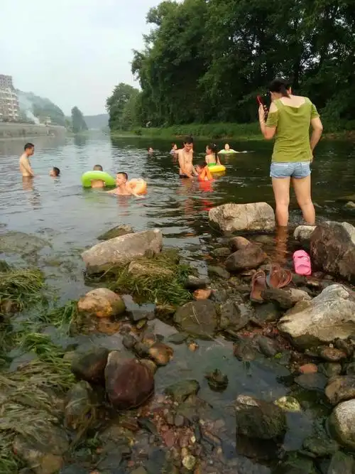 其它 去游泳 写美篇  昨天,我去河里游泳了.