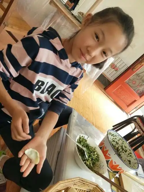 包饺子,已经有模有样了