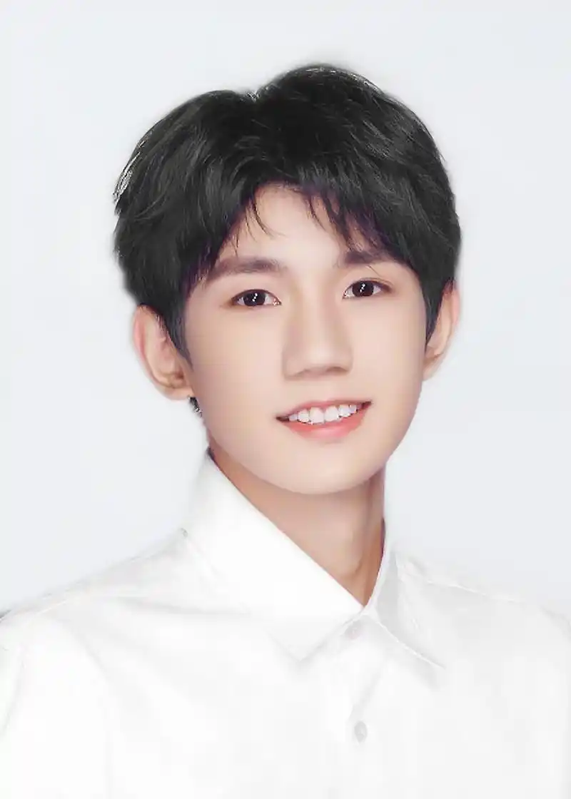 王源伪证件照get五官标致的小哥哥