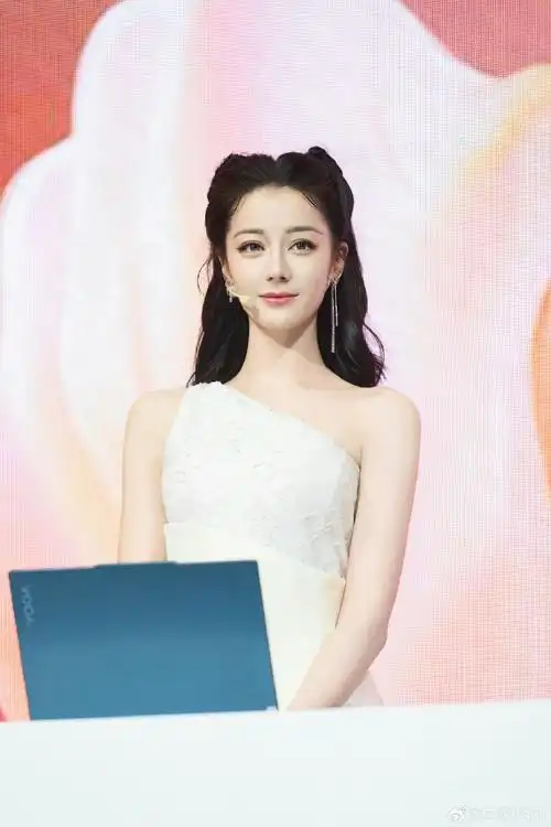 dlrb#迪丽热巴 联想发布会#  好可爱的猫猫发型,跟摩托手机logo号配