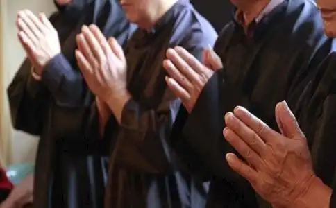 我们拜佛的时候,双手合掌就像一朵莲花,因为莲花出淤泥而不染,表示