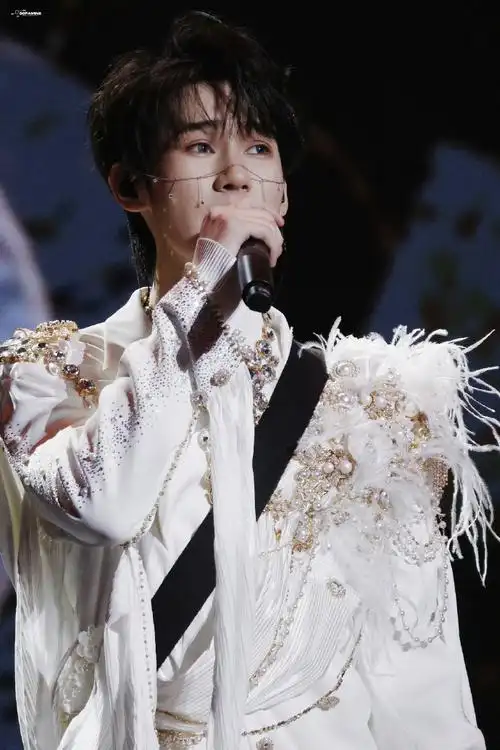 张真源白衣脸链##时代少年团今天换妆造了