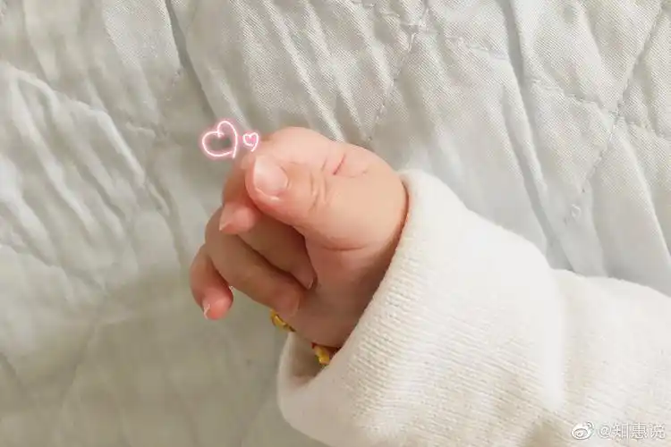 我的好大儿已经开始会对女孩子比心了