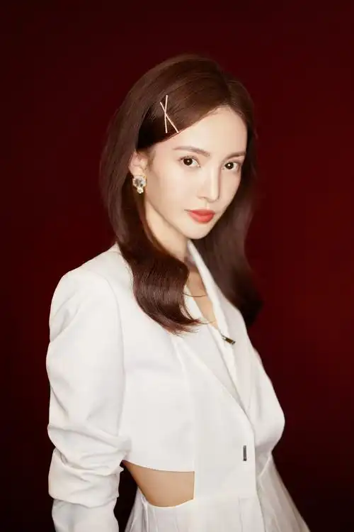 金晨白衣露脐装性感写真图片