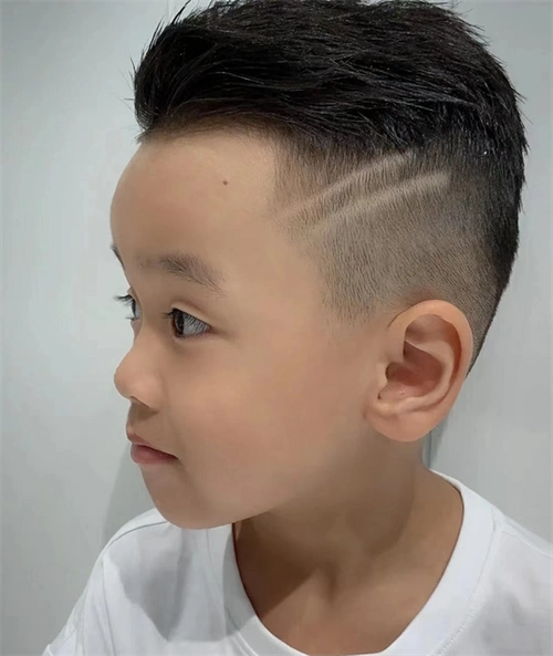 男童发型流行趋势 铲青雕刻yyds_儿童发型 - 美发站