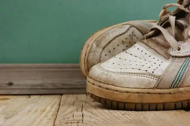 那天城市里一老头坐在路边,前面放着几双旧鞋子,这就是老张,他嘴里不