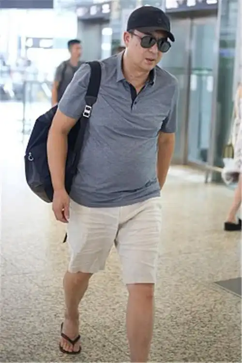48岁张嘉译现身机场 穿人字拖脚踝拴小红绳有点萌