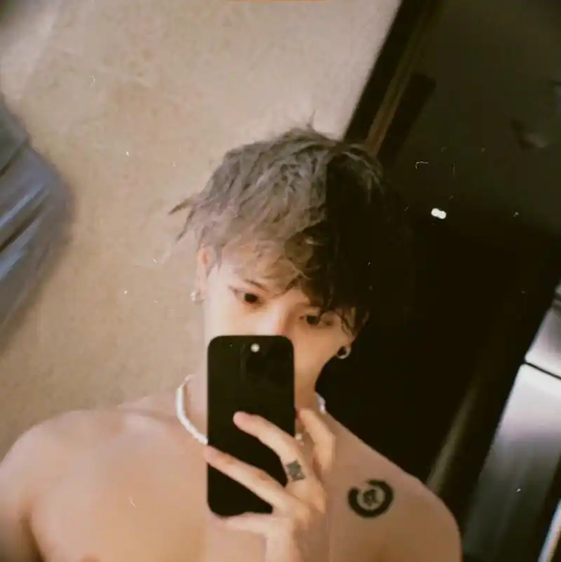 王嘉尔腹肌六宫格#.